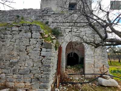 La costruzione � in blocchetti di pietra squadrata e ha due ingressi, uno dei quali condurrebbe all�interno della torre stessa se non fosse per il cumulo di erbacce e macerie che ci sbarra la strada